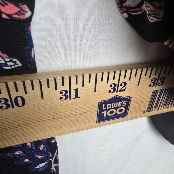 Catherine's Women's Black Floral Rolltab Sleeve Button Up Blouse Sz 4X - Picture 8 of 8